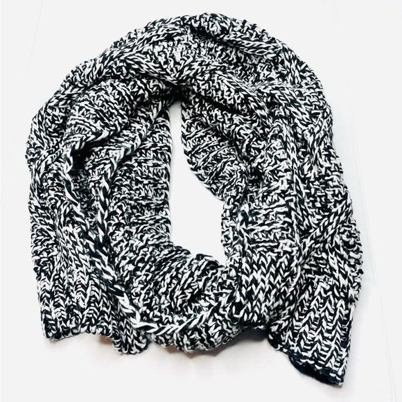 H&M Accessories - H&M NWOT Chunky Cable Knit Scarf in Black and White - Bundle & Save!